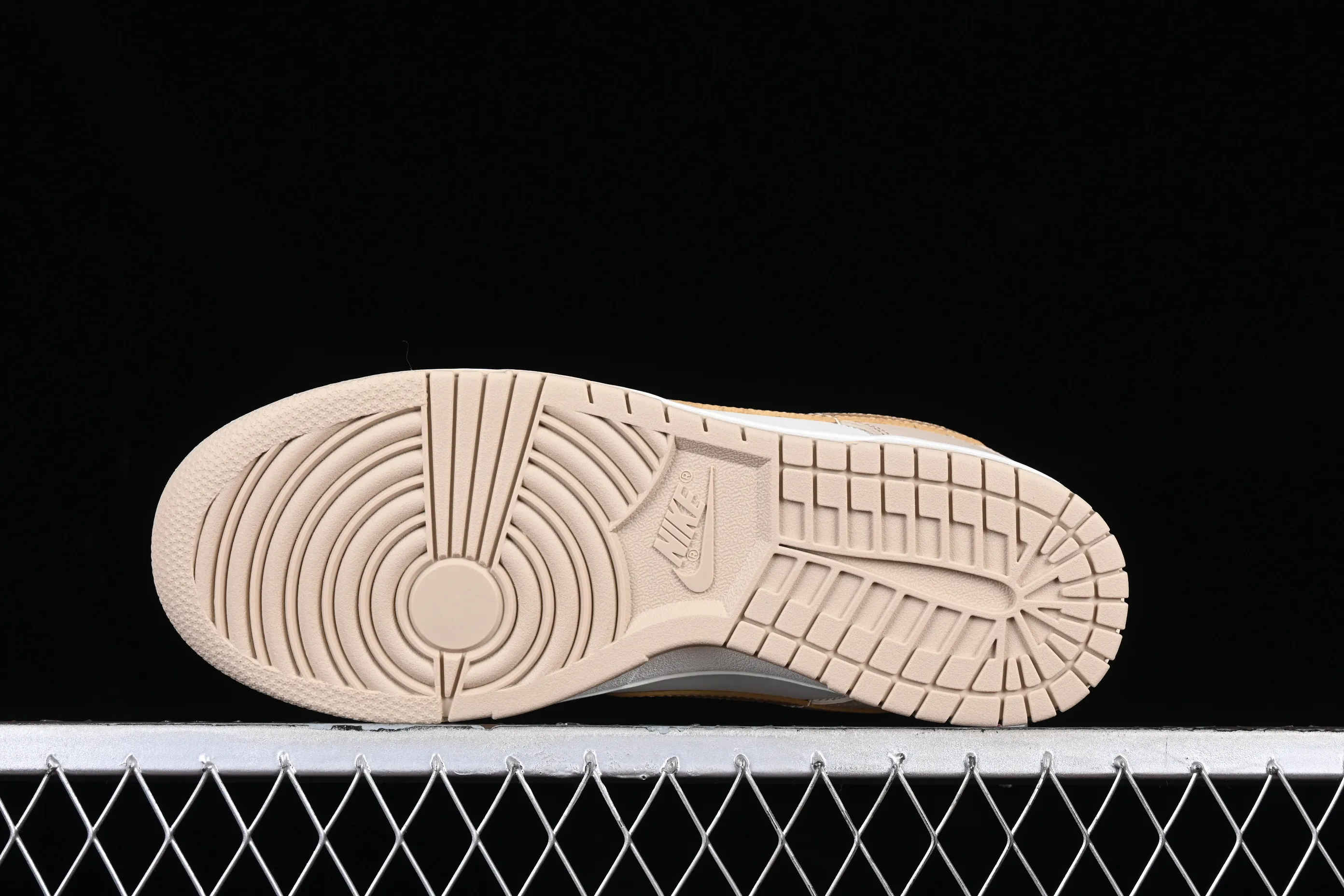 All categories Nk SB Dunk series Nk SB Dunk Low low-top sneakers K version Nk Dunk Low beige gold hook SB low-top sports and leisure sneakers DX5930-001